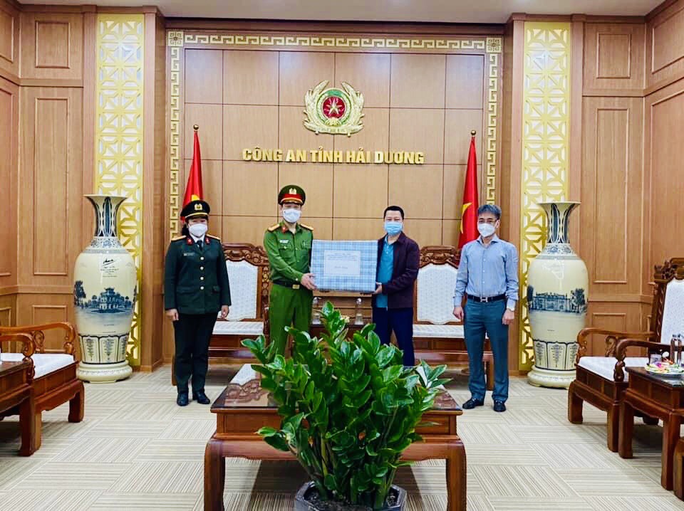 Cựu học sinh khoá 1990-1994 trường Phổ thông Năng khiếu Hải Hưng chung tay đẩy lùi Covid-19
